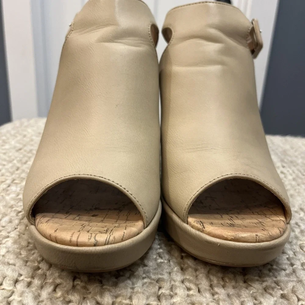 BORN b.o.c Women's Sophie Platform Wedge‎ Mule Size 10 M Beige Tan